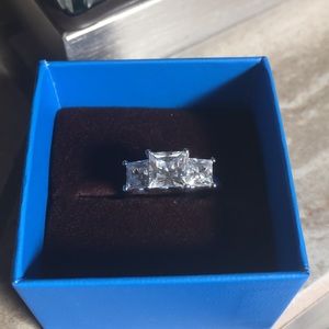 NEW 💍 3.67 CZ set in 925 Silver, 3 Stone, Sz 7